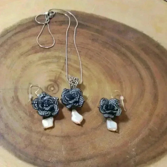 Vintage Baroque Pearl Necklace Earrings Set Black & White Roses Hand Made Flower - Picture 3 of 11